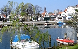 Warnemünde, am Strom : Fischerhäuser, Motorboot